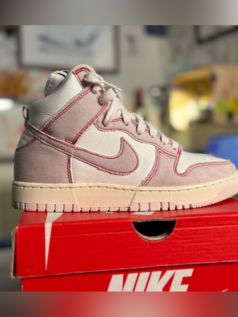 Nike Dunk Hi 1985 in Summit White / Barely Rose